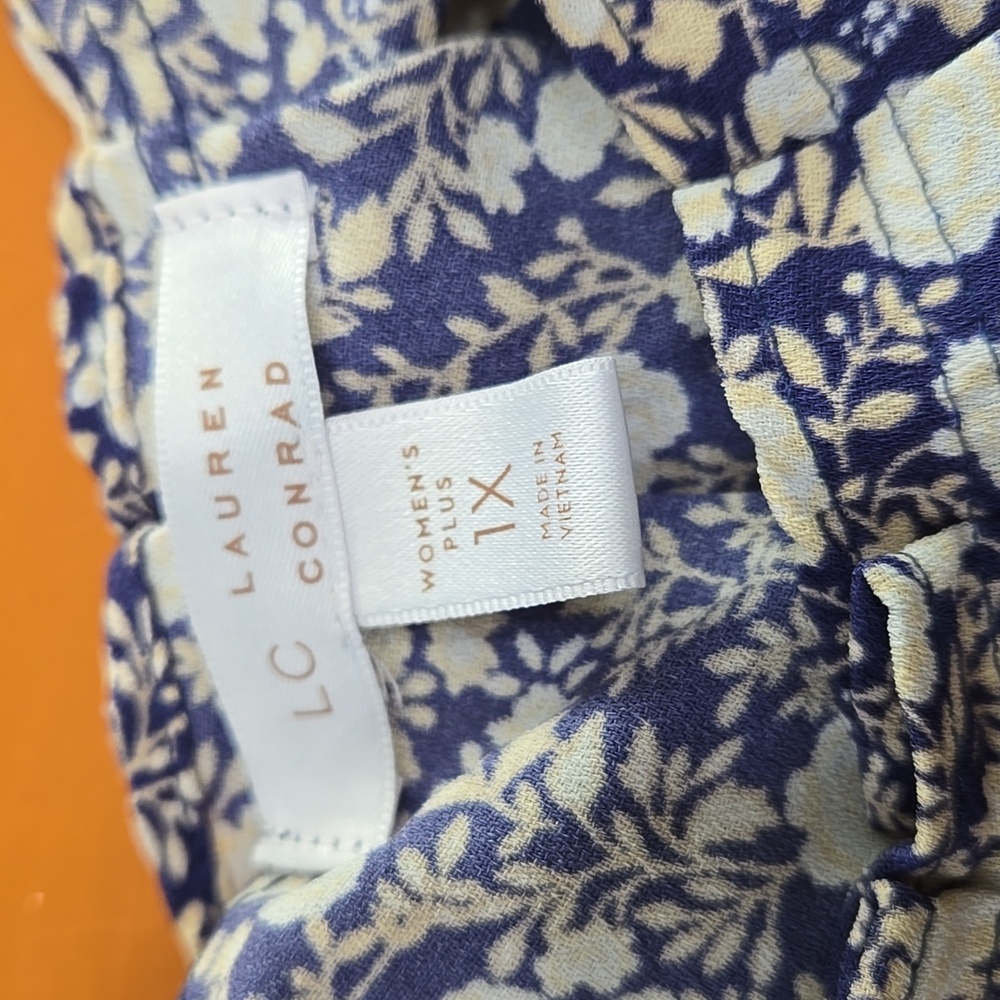 Lauren Conrad Women's 1X Blouse, blue w/ floral pattern - Picture 5 of 5